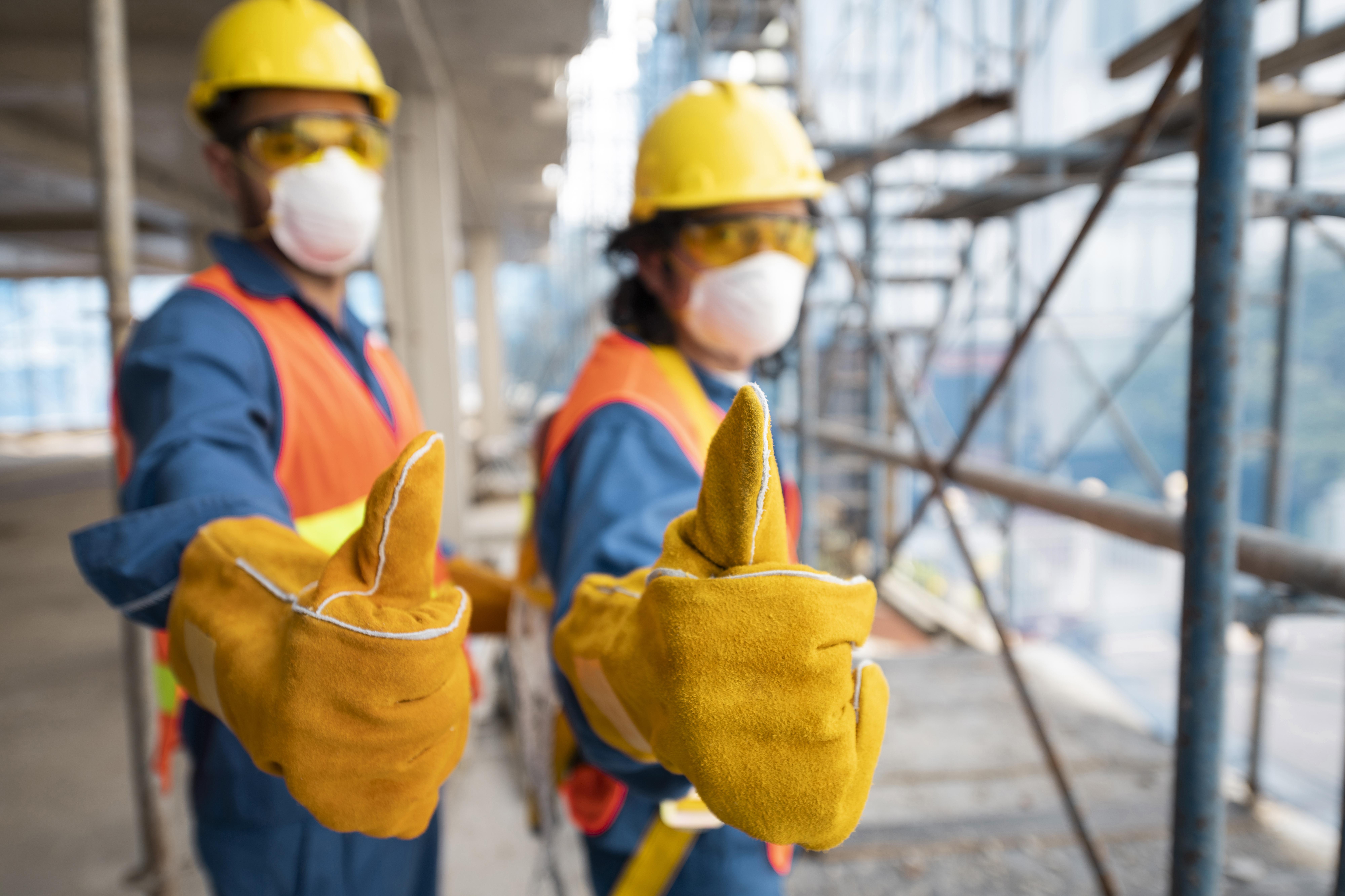 empleado-de-vista-lateral-con-equipo-de-seguridad
