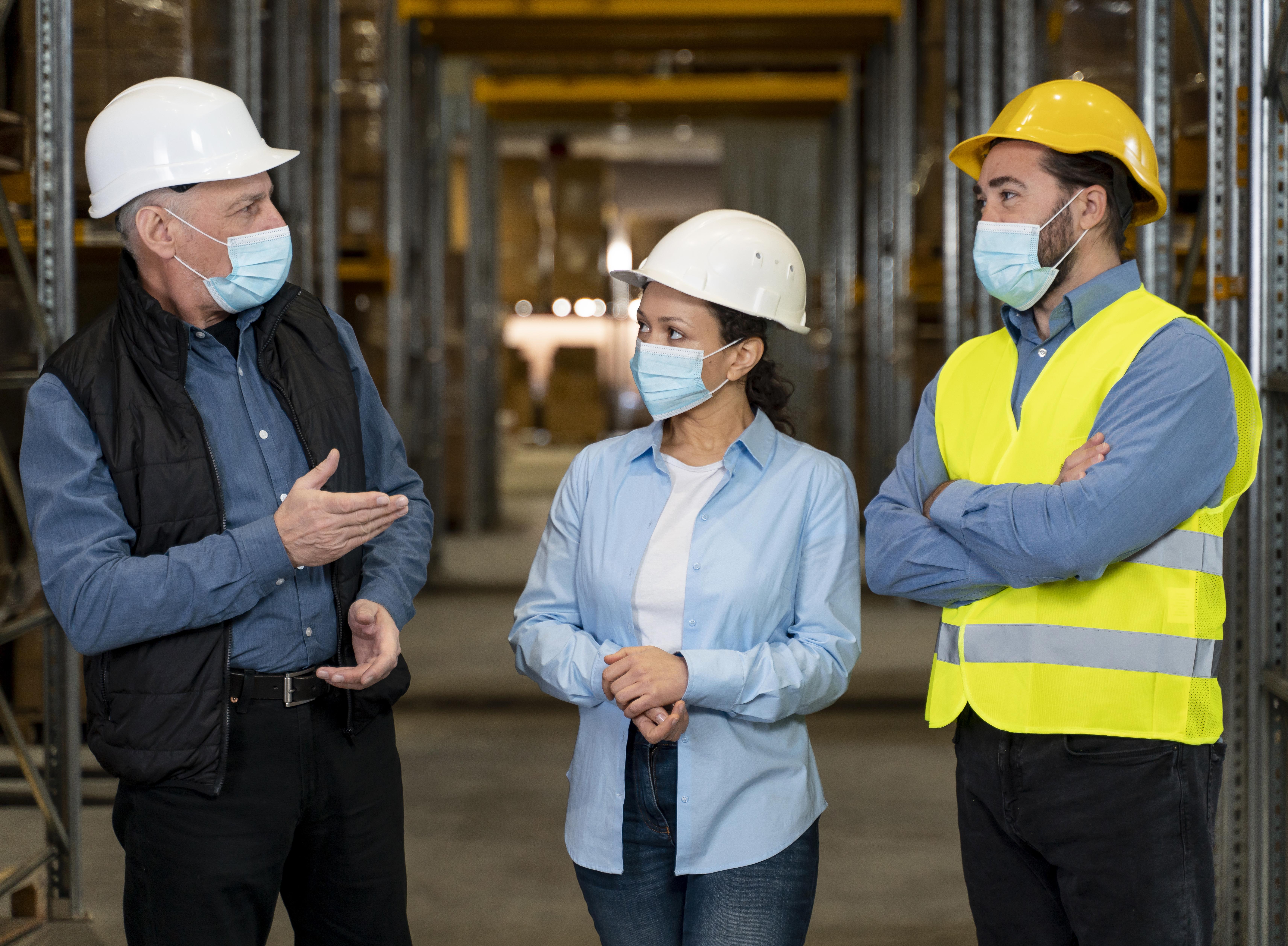 empleados-con-mascaras-trabajando-en-almacen