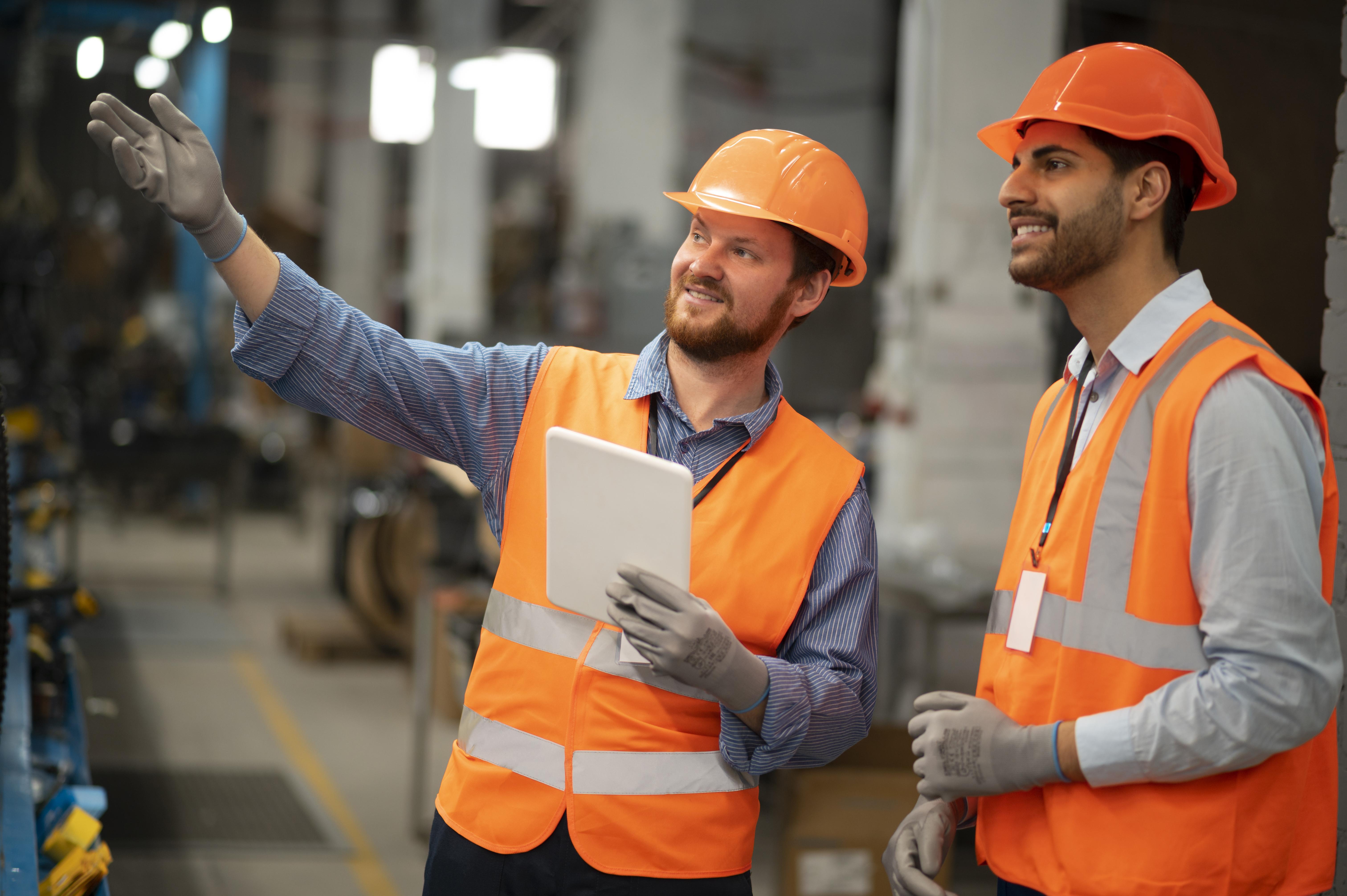hombres-en-equipo-de-seguridad-en-el-trabajo